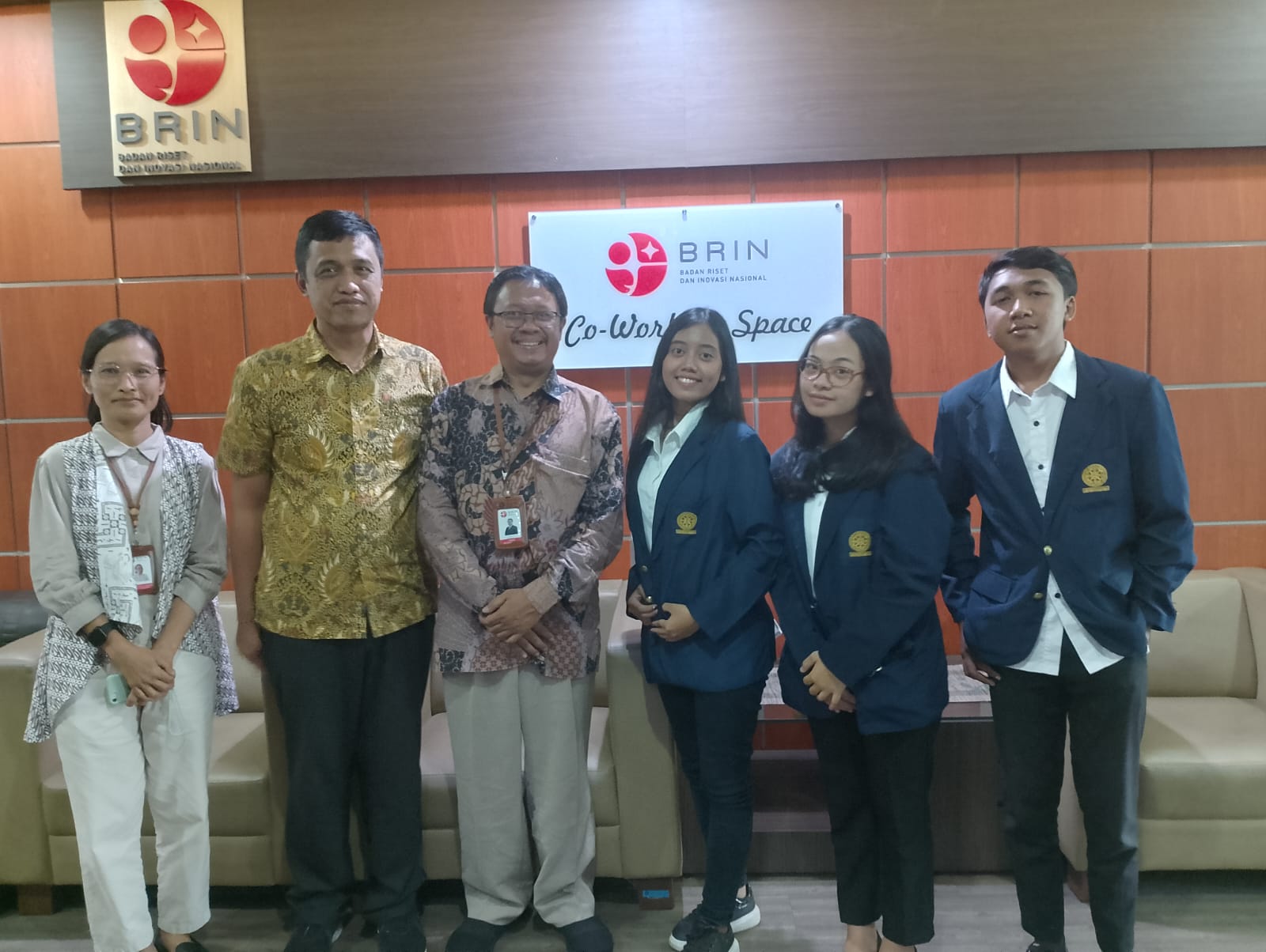 Tiga Orang Mahasiswa Fakultas Pariwisata Belajar Meneliti ke Brin Jakarta